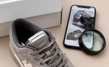 Sneaker da collezione esaminata insieme a scatola, etichetta, suola e fotografie dell'annuncio